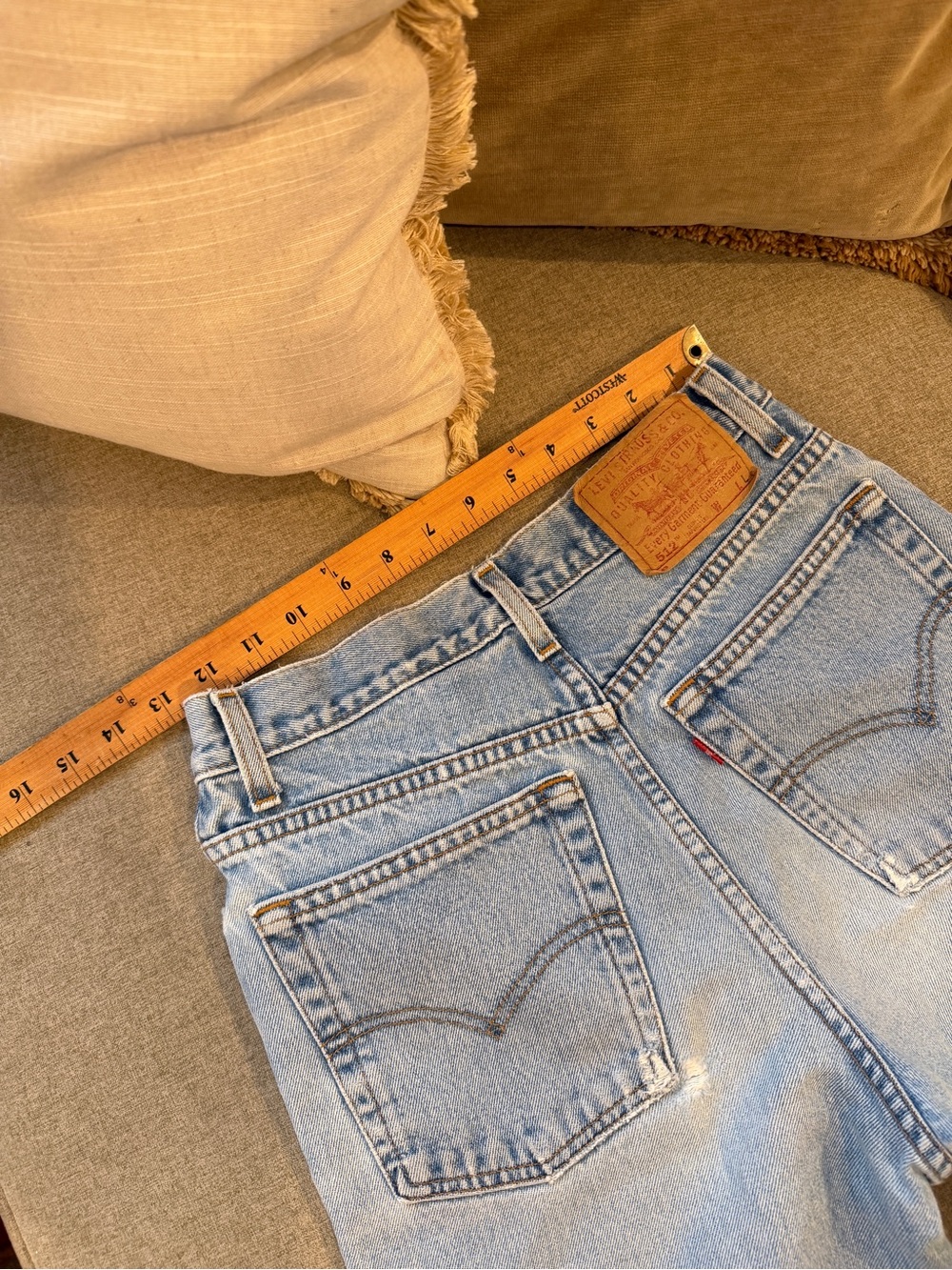 Vintage Light Wash High-Rise Women’s Levi’s Jeans - Blue - Picture 12 of 16